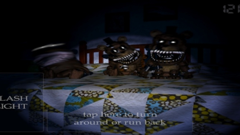 Người chơi kiểm tra cửa phòng bằng đèn pin trong FNAF 4.